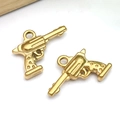 Pendentif revolver doré en émail et acier inoxydable pour la création de bijoux - Pendentif Pistolet Arme Or (T2785)
