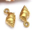 Macro-opname van matte gouden schelphangers met oogjes voor DIY-sieraden maken - Wulk (T2295)