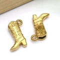Lot de deux pendentifs bottes de cow-boy dorés avec motifs en relief détaillés - Pendentif Botte Western Détaillée Or (T2787)