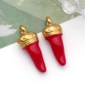 Gros plan détaillé de deux pendentifs cornicello italiens rouges avec calottes dorées - 珐琅中号辣椒 (T1495)