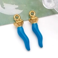 Vue macro de deux pendentifs cornes italiennes en émail bleu avec couronnes dorées pour bijoux - 珐琅细号辣椒 (T1537)
