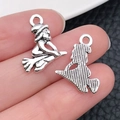 Antiek zilveren heks op bezemsteel bedeltje voor DIY sieraden en hangers - Heks op Bezemsteel Hanger (10887)