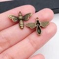 Pendentif abeille en bronze vintage pour bijoux DIY avec détails d'ailes d'insectes réalistes - Forme d'Abeille 19x16mm (20146)