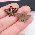 Détail de pendentifs papillon en bronze avec reliefs à points et textures rayées pour DIY - Forme de Papillon 19x15mm (20150)