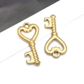 Gros plan de pendentifs clés dorés en forme de cœur pour bijoux DIY avec spirale - Clé Dorée(T2373)