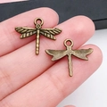Détail macro du pendentif libellule en bronze antique pour bijoux DIY avec ailes texturées - Forme de Libellule 19.5x16mm (20162)