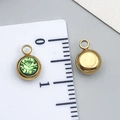 Detalle de colgantes redondos de cristal verde con escala que muestra tamaño de 8-9mm - Dorado-Verde Claro