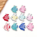 Ciondoli mini pesci tropicali in smalto con base in metallo e motivi a righe colorate - 10 pezzi casuali / Pesce Tropicale in Acciaio (T2755)
