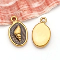 Pendentif ovale doré avec relief de conque montrant les deux faces sur fond de coquillage - Conque Émail Brun Café (T1700)