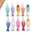 Set di 10 ciondoli a forma di pesce colorati a strisce per gioielli fai da te in smalto - 10 pezzi casuali / Pesce in Acciaio (T2761)