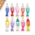 Set di ciondoli a forma di pesce in smalto colorato per gioielli fai da te fatti a mano - 10 pezzi casuali / Pesce in Oro (T2762)