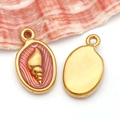 Pendentif ovale escargot de mer doré avec émail rose et anneau de suspension supérieur - Conque Émail Rose (T1702)