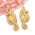 Détail de deux pendentifs hippocampe dorés texturés avec un décor de coquillage rose - Grand Hippocampe d'Océan Massif Doré (T3047)