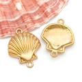 Détail de pendentifs coquillage dorés avec double anneaux et textures nervurées - Pendentif Double Coquillage d'Océan Doré (T3048)