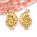 Vue détaillée des breloques nautile dorées pour la création de bijoux DIY et artisanat - Pendentif Double Conque d'Océan Doré (T3049)