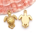 Vue détaillée des pendentifs tortue marine dorés montrant le recto et le verso polis - Pendentif Double Tortue d'Océan Doré (T3050)