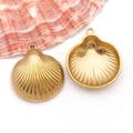 Détail de breloques coquillages dorés avec rayures pour création de bijoux - Grand Coquillage d'Océan Doré (T3051)