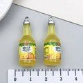 Coppia di ciondoli mini bottiglia di succo di mango giallo con ganci in argento - Bottiglia di Succo di Mango Simulata