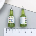 Set di due bottiglie di latte in miniatura verdi in resina con adesivi alla frutta - Bottiglia di Succo di Kiwi Simulata