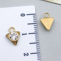 Colgante de triángulo geométrico dorado con circón transparente y aro para joyería - Triángulo Dorado (T2396)