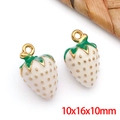 Detalle de dijes de fresa en esmalte blanco para bisutería con detalles dorados - Dije de Fresa Blanca Grande (T1608)