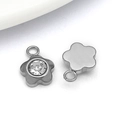 Vista macro de colgantes florales plateados con circonita para joyería artesanal DIY - Flor de Ciruelo Color Acero (T2398)