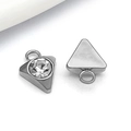 Primer plano de dijes triangulares de acero inoxidable con cristales para joyería artesanal - Triángulo Color Acero (T2401)