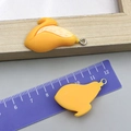 Dettaglio di ciondoli ad ala in resina gialla con superficie strutturata e anellini - Mango in Resina Gialla 20x35mm (24246)