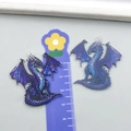 Makro-Detail von Acryl-Drachenanhängern mit Maßen auf einem Zentimeter-Lineal - Blauer Dunkler Drache Stil
