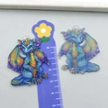 Details von Acryl Drachenanhängern in Regenbogenfarben und Eisblau mit Maßstab - Blauer Regenbogen Drache Stil