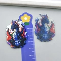 Detailansicht des beidseitigen Drachen-Acrylanhängers mit matter Rückseite und glänzender Front - Blauer Böser Drache Stil