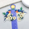 Vista detallada del colgante de ave acrílico con estampado floral y escala - Pájaro Azul Grande de Acrílico a Doble Cara Flor Loro