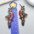 Detalle macro del colgante de ave acrílica con plumas coloridas y escala de referencia - Pájaro Carpintero con Estampado Animal de Acrílico Naranja de Doble Cara