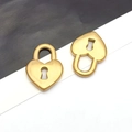 Détail de deux pendentifs coeur dorés avec découpe de trou de serrure pour bijoux DIY - Petit Cadenas Coeur Plat Doré(T2369)