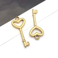 Vue détaillée de pendentifs clés en forme de cœur évidé en acier doré pour bijoux DIY - Clé Coeur Dorée(T2375)
