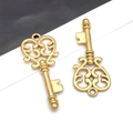 Détails de pendentifs clés dorés en forme de cœur avec design filigrane ajouré - Clé Dorée(T2378)
