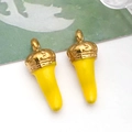 Vue macro des pendentifs piment en émail jaune et couronne dorée pour bijoux DIY - 珐琅小号辣椒 (T1529)