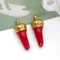Vue macro de pendentifs piment en émail rouge avec capuchons dorés pour bijoux - 珐琅小号辣椒 (T1530)
