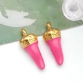 Vue macro de breloques piment en émail rose et couronne dorée pour création de bijoux - 珐琅小号辣椒 (T1531)