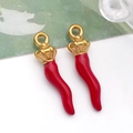 Détails de pendentifs cornicello en émail rouge avec crochets couronne dorés - 珐琅细号辣椒 (T1532)