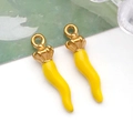 Détail de pendentifs piment en émail jaune avec capsules couronne dorées pour bijoux - 珐琅细号辣椒 (T1533)