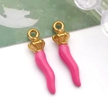 Vue macro de pendentifs piment en émail rose avec capuchons couronne dorés pour bijoux - 珐琅细号辣椒 (T1534)