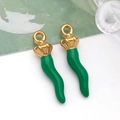 Vue macro de breloques piment en émail vert avec placage d'or et anneaux fermés - 珐琅细号辣椒 (T1536)
