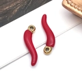 Macro de deux pendentifs piment en émail rouge avec capuchons et crochets dorés - 金色滴油小辣椒 (T2861)