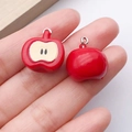 Detalle macro de dijes de resina de manzana roja con textura de fruta para joyas DIY - Manzana de Resina Roja 3D 19x18x11mm 2.2g