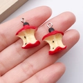 Detalle de mini colgantes de resina con forma de corazón de manzana para joyería DIY - Corazón de Manzana de Resina Roja 3D 22x15x15mm 1.6g