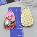 Détail macro du pendentif fleur émaillée avec perle et dos quadrillé doré de 3,5 cm - Fleur Feuille d'Or Rose Vif (24436)