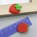 Ciondolo a fragola in resina per gioielli fai-da-te con trama realistica e anello argento - Fragola in Resina Rossa 21x27mm (24232)