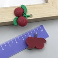 Ciondoli litchi in resina con trama rossa e foglie verdi per creazione gioielli fai da te - Corbezzolo in Resina Rossa 26x30mm (24233)