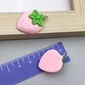 Ciondolo a fragola in resina rosa con foglia verde e anello per gioielli fai da te - Fragola in Resina Rosa 21x27mm (24234)